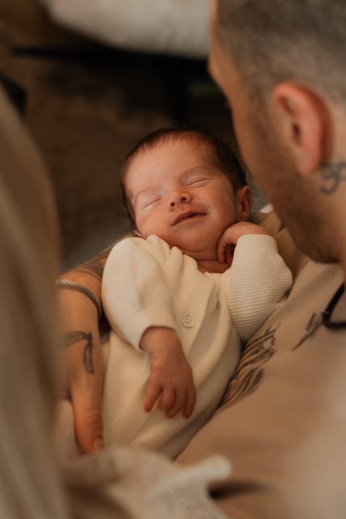 Lachende newborn